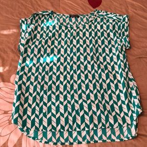Cute green and off-white patterned top!